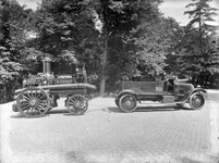 24814 Afbeelding van de kolenwagen met aangekoppelde Shand-Mason & Co. stoombrandspuit van het Gezelschap Utrechts ...